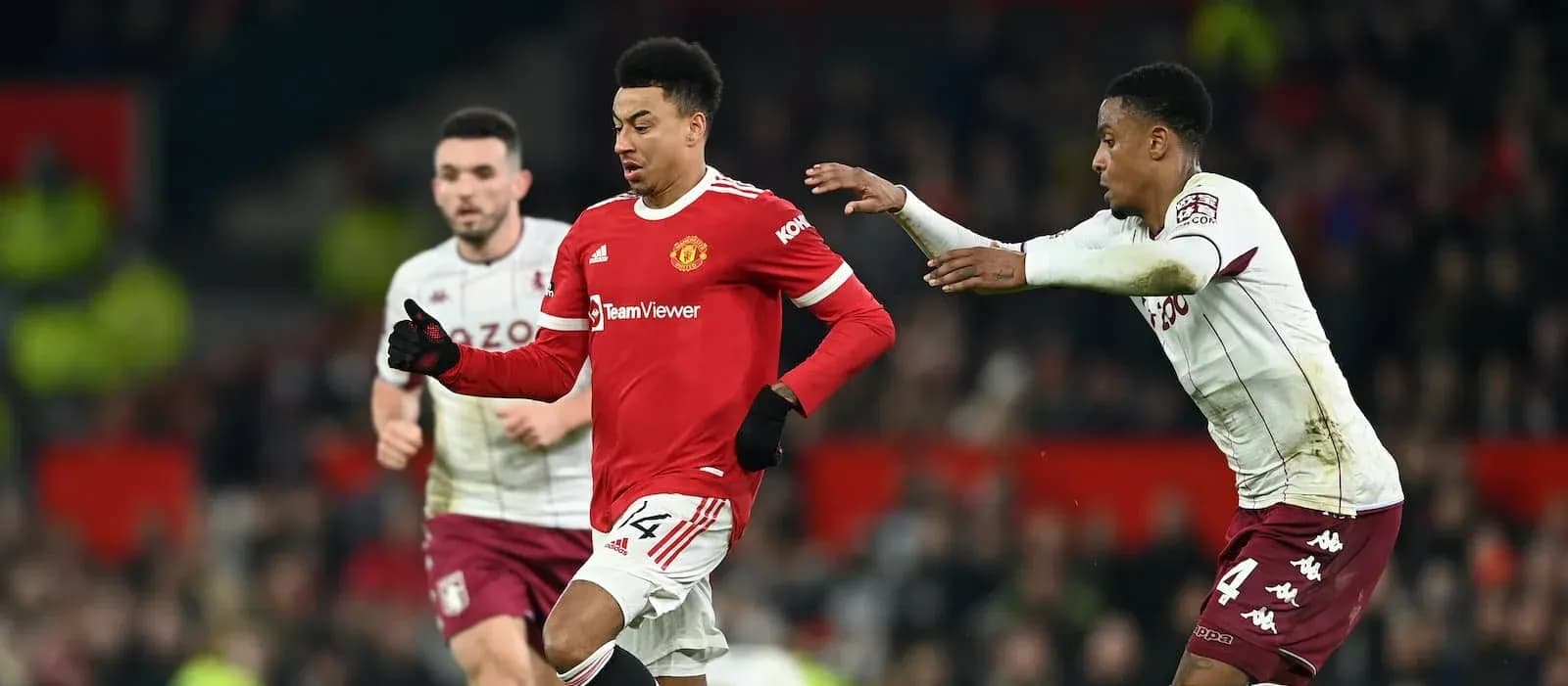 Jugador de Manchester United corriendo con balón durante partido