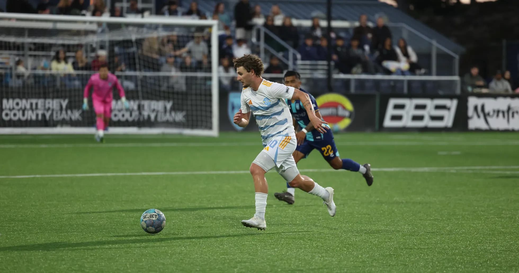 Jugador de Monterey Bay corriendo hacia el balón