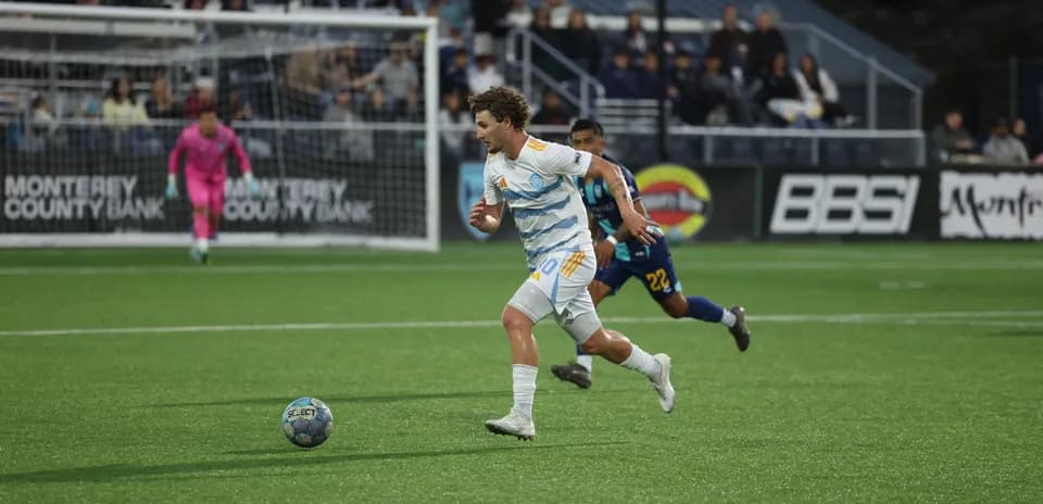 Jugador de Monterey Bay corriendo hacia el balón