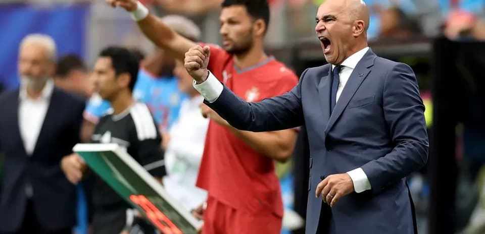 Entrenador animando al equipo desde la banda
