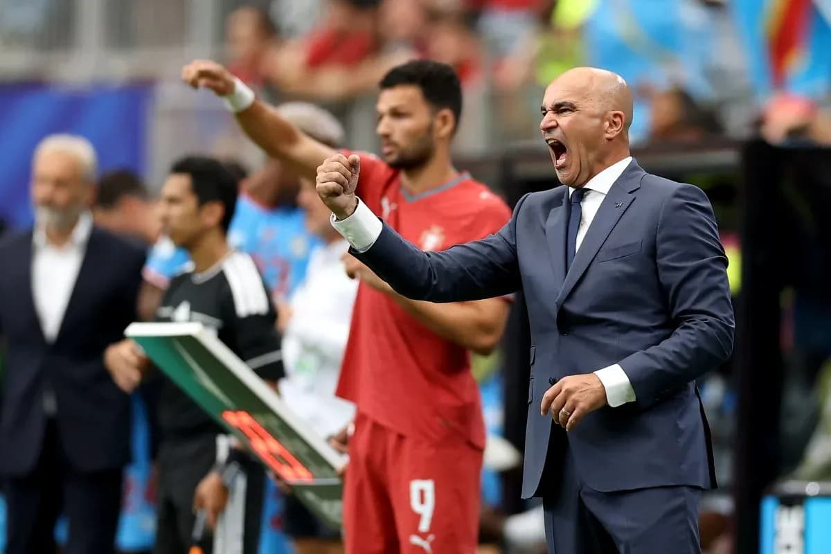 Entrenador animando al equipo desde la banda