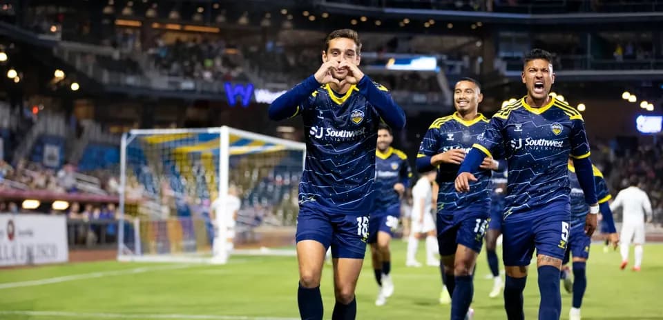 Jugadores de El Paso Locomotive celebrando un gol