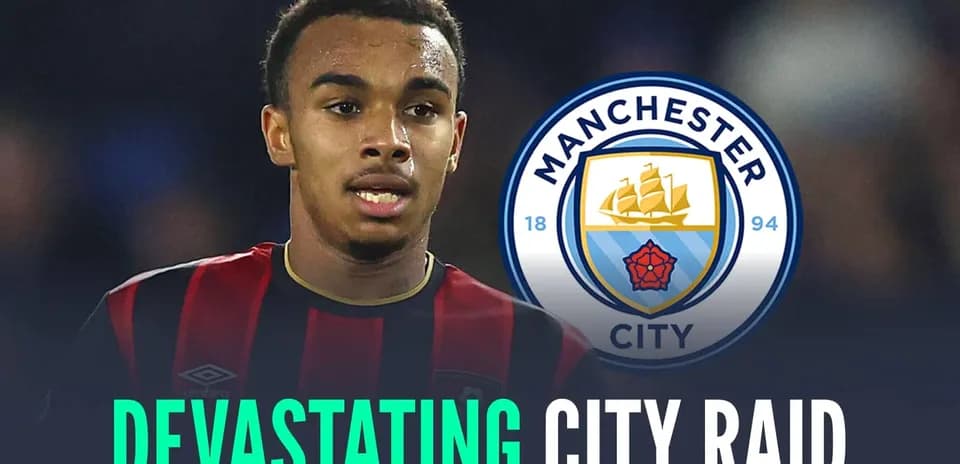 Jugador con camiseta negra y roja junto a logo de Manchester City