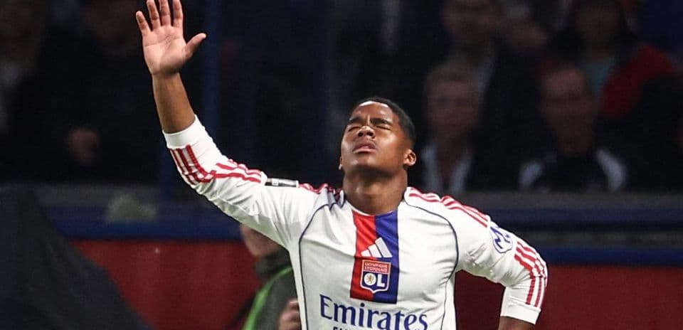 Jugador de Lyon levantando la mano en el campo