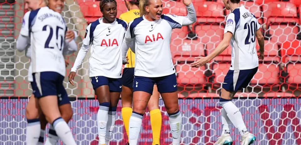 Jugadoras de Tottenham celebrando un gol