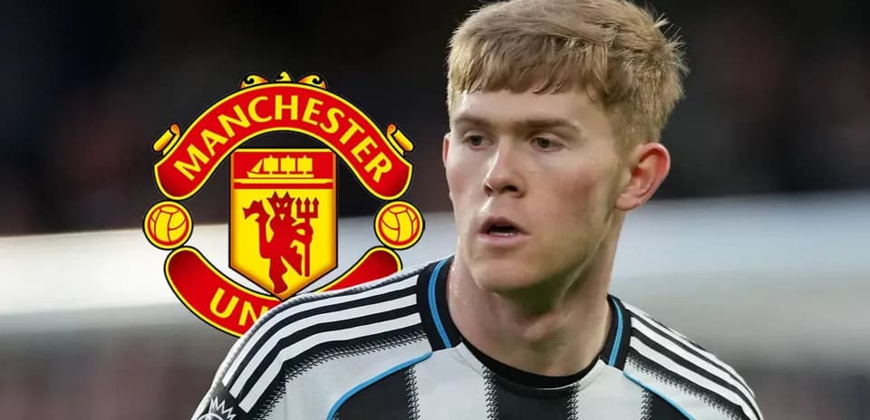 Jugador de Newcastle United con logo de Manchester United