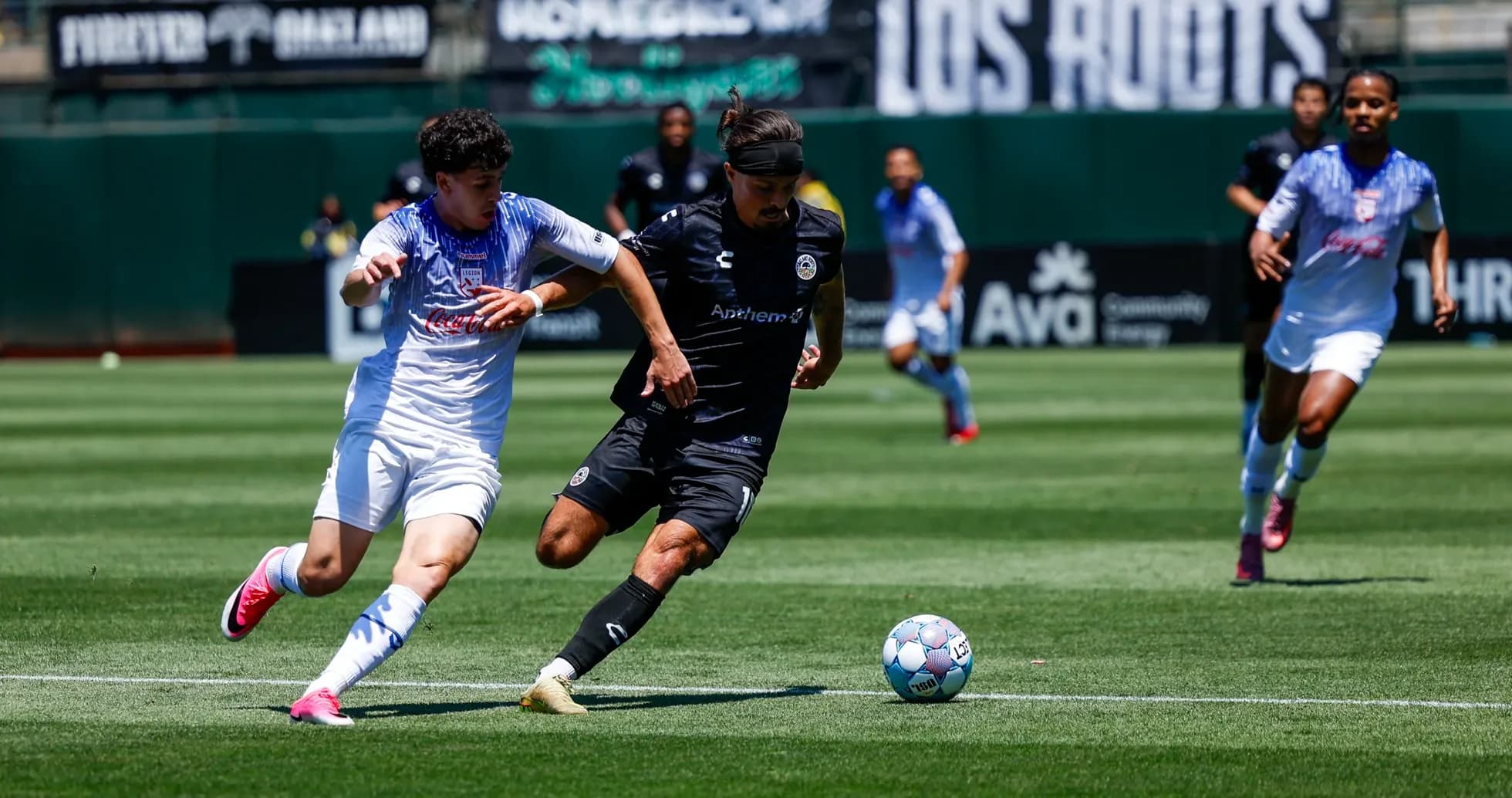 Jugadores de Oakland Roots y Birmingham Legion compiten