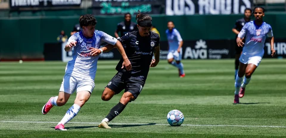 Jugadores de Oakland Roots y Birmingham Legion compiten