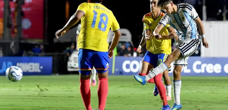 Jugador de Argentina disparando a puerta en partido