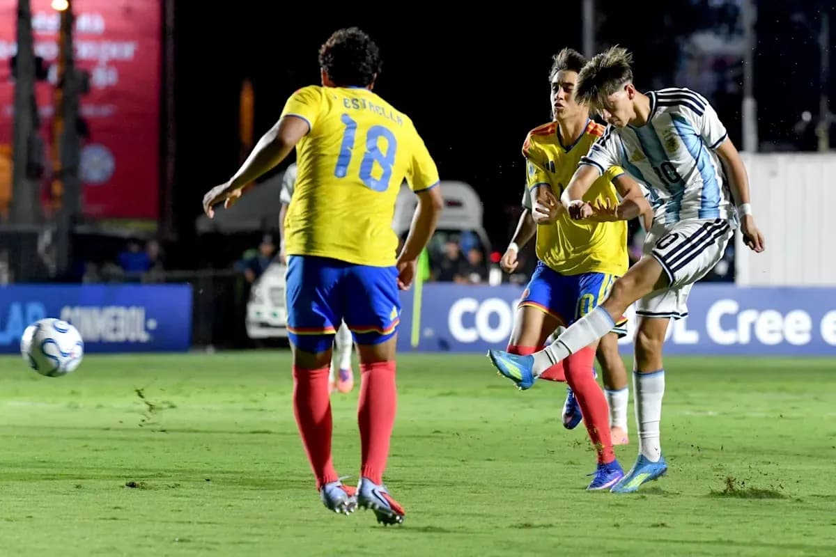Jugador de Argentina disparando a puerta en partido