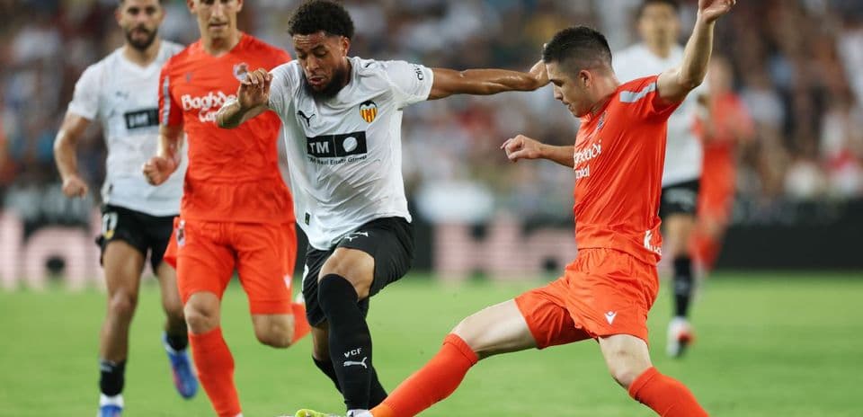 Jugadores en acción durante el partido de La Liga