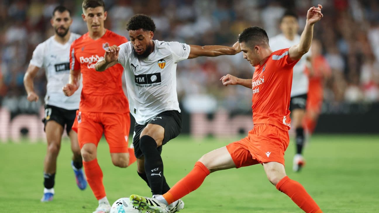 Jugadores en acción durante el partido de La Liga