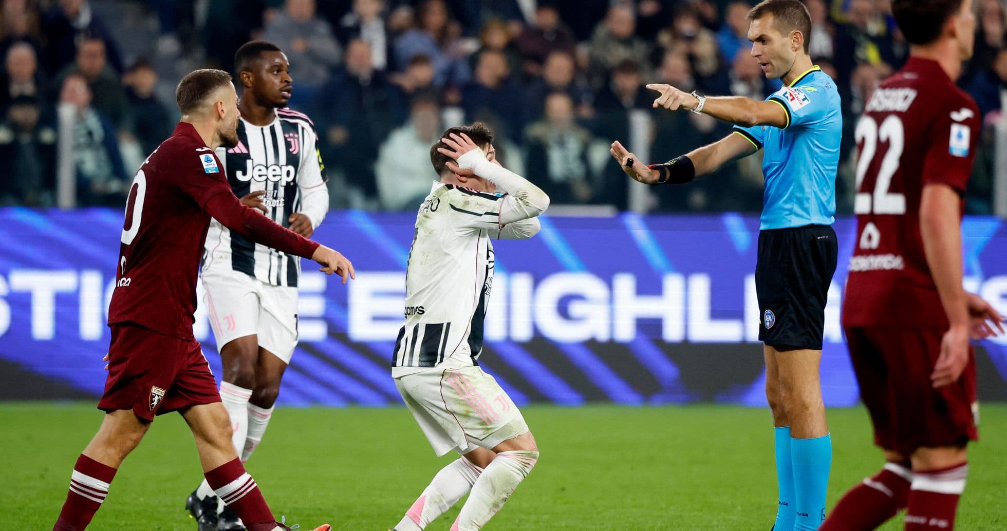 Jugadores de Torino y Juventus en acción