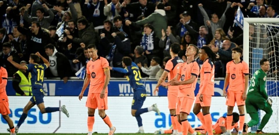 Jugadores de equipo en uniforme rosa tras un gol rival
