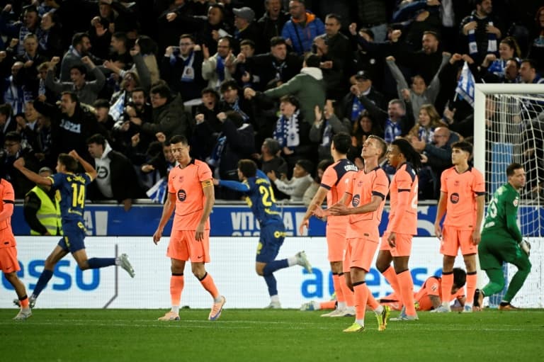 Jugadores de equipo en uniforme rosa tras un gol rival