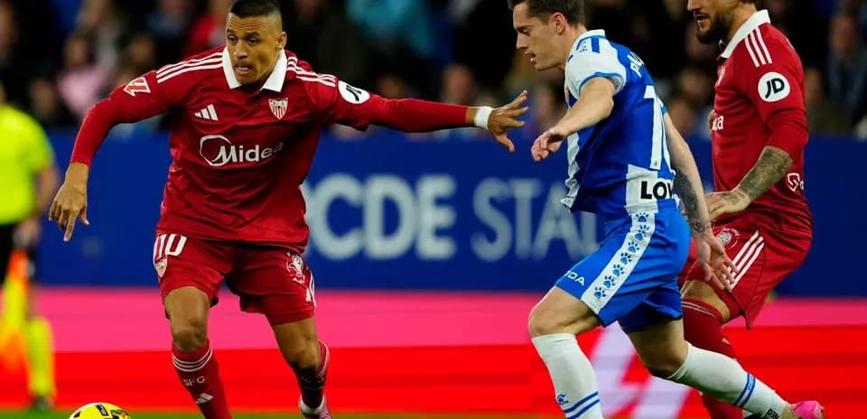 Jugador de Sevilla driblando a rival de Espanyol