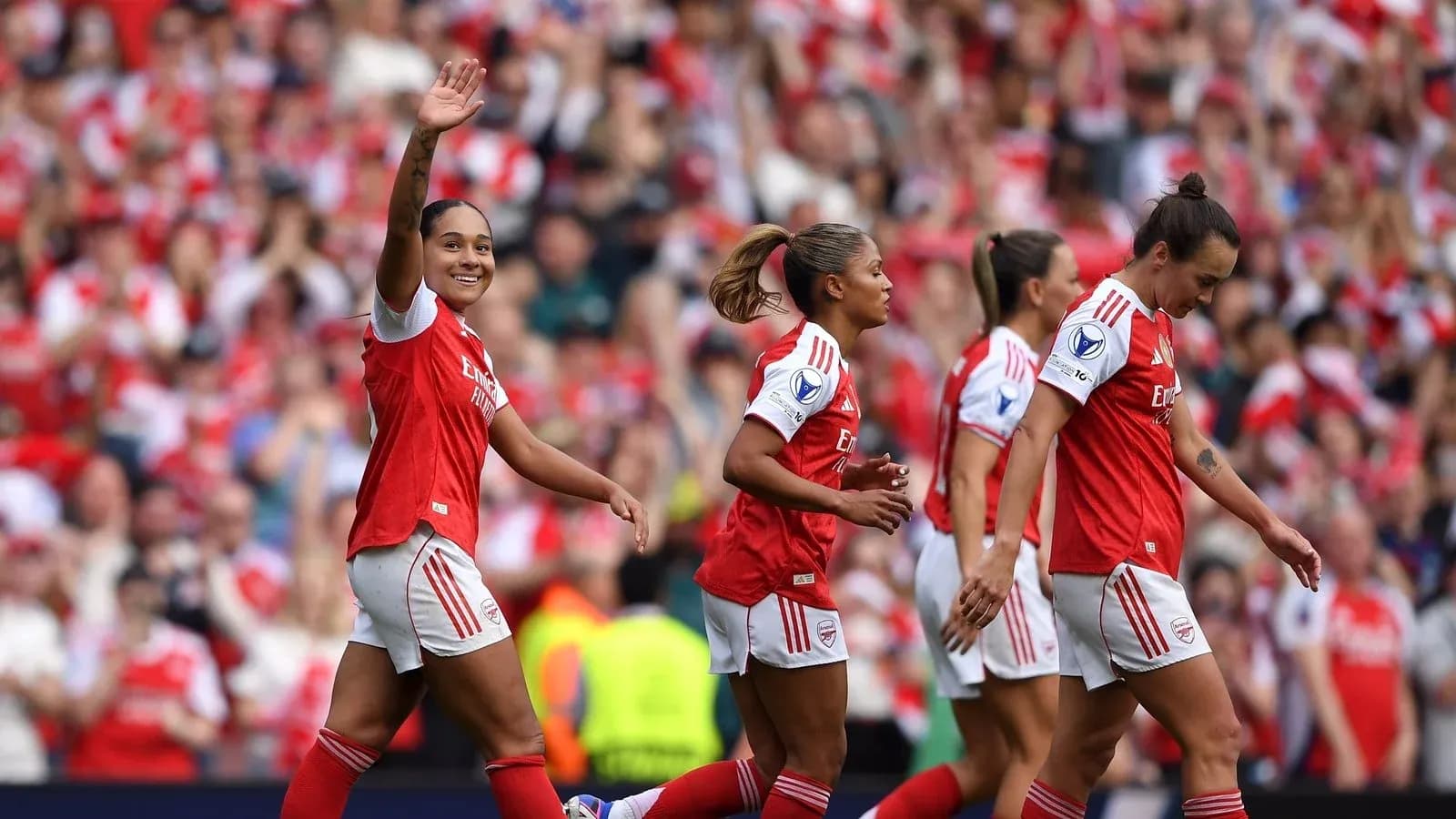 Jugadora de Arsenal saludando tras un gol