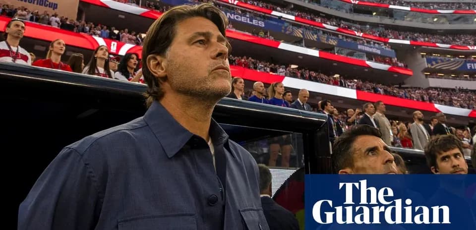 Entrenador observando el estadio lleno durante partido