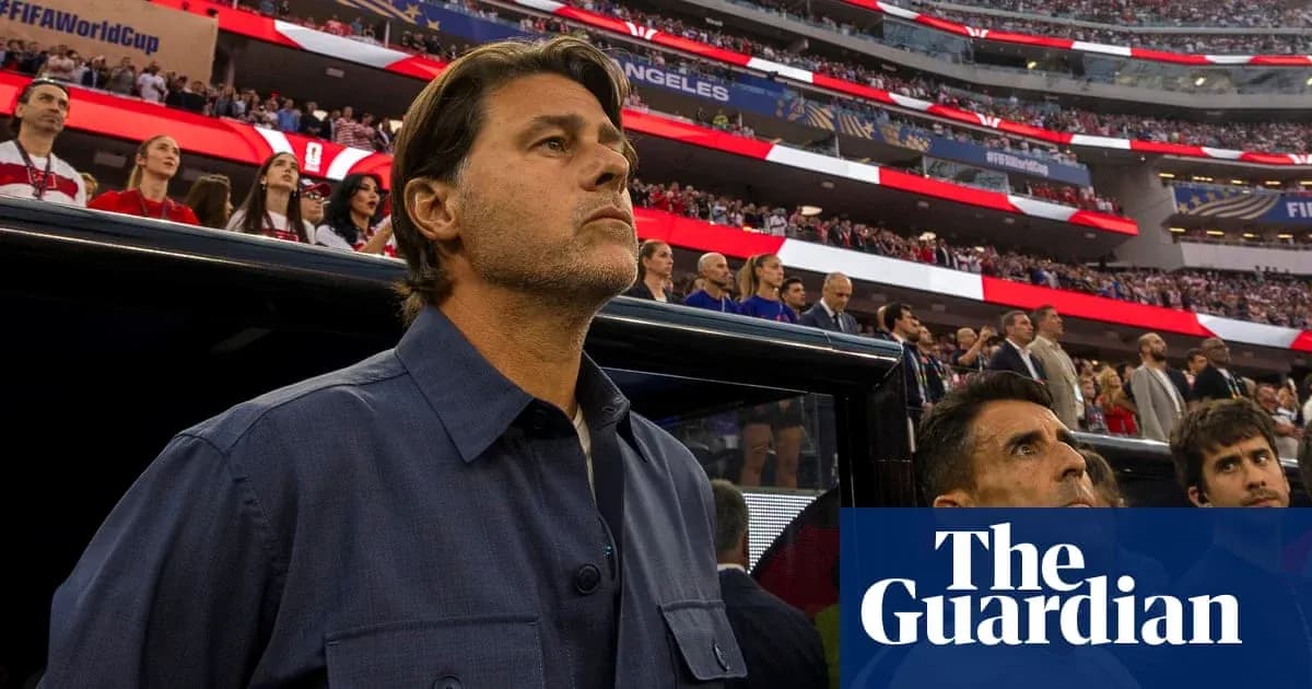 Entrenador observando el estadio lleno durante partido