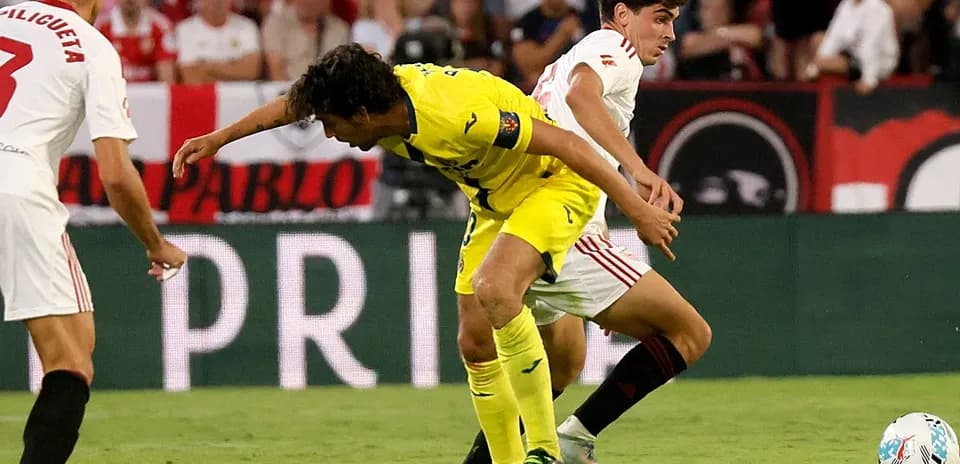 Jugadores de Villarreal y Sevilla disputando el balón