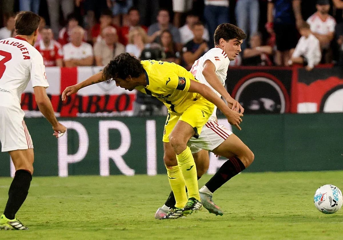 Jugadores de Villarreal y Sevilla disputando el balón
