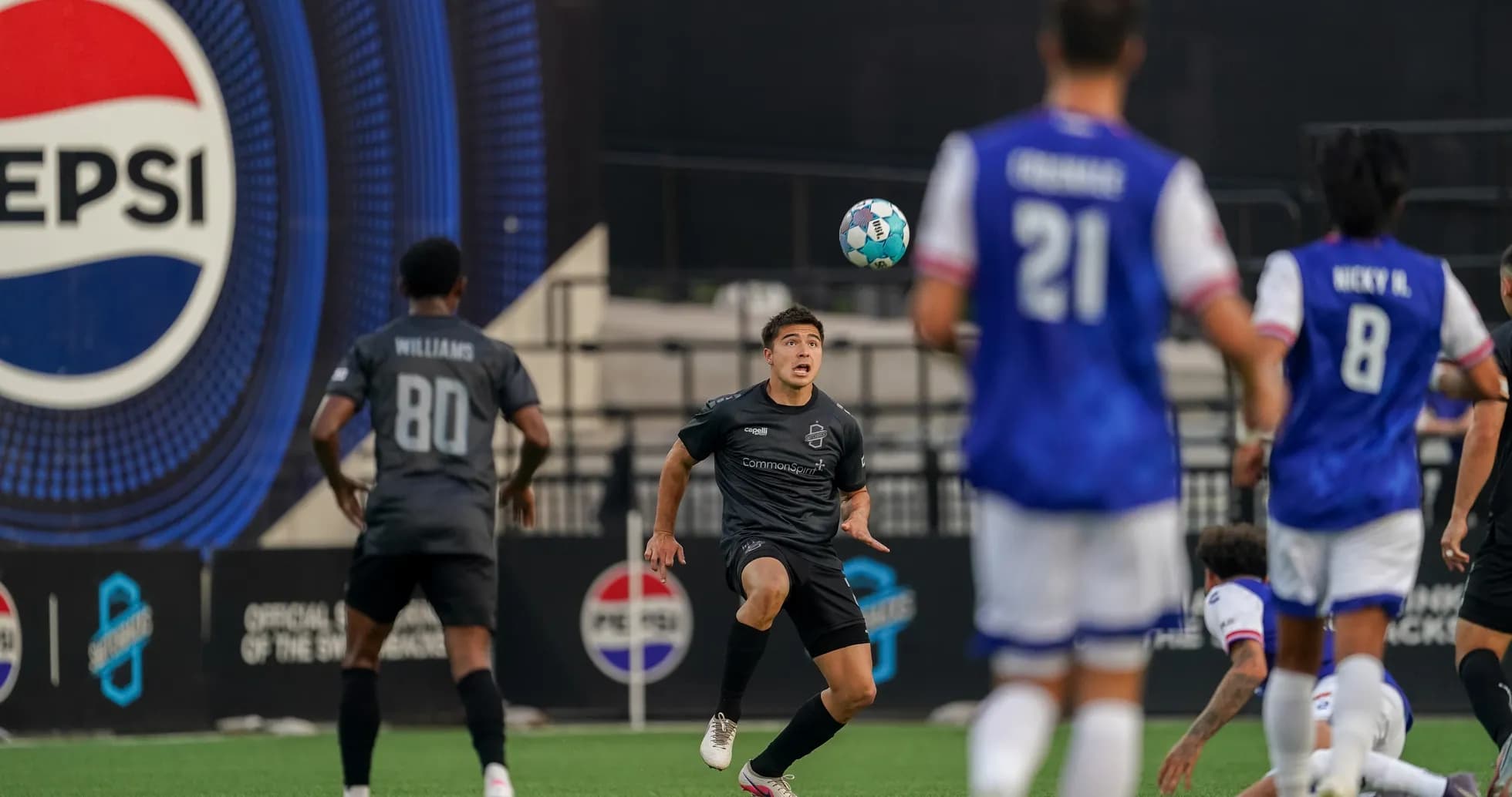Jugador en acción durante el partido de fútbol