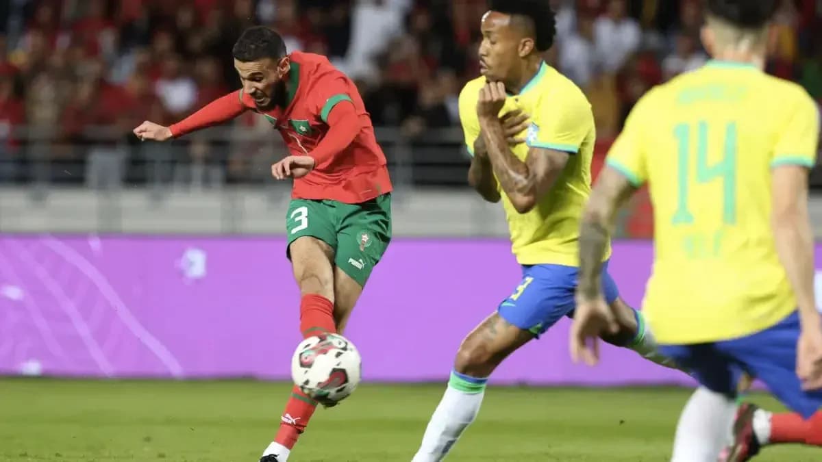 Jugador de Marruecos disparando contra Brasil