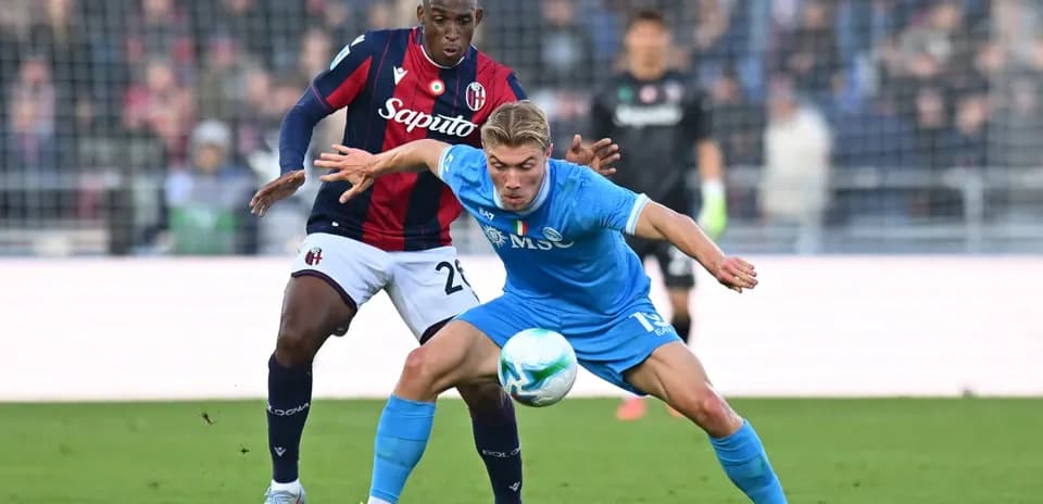 Jugador de Napoli intentando controlar el balón