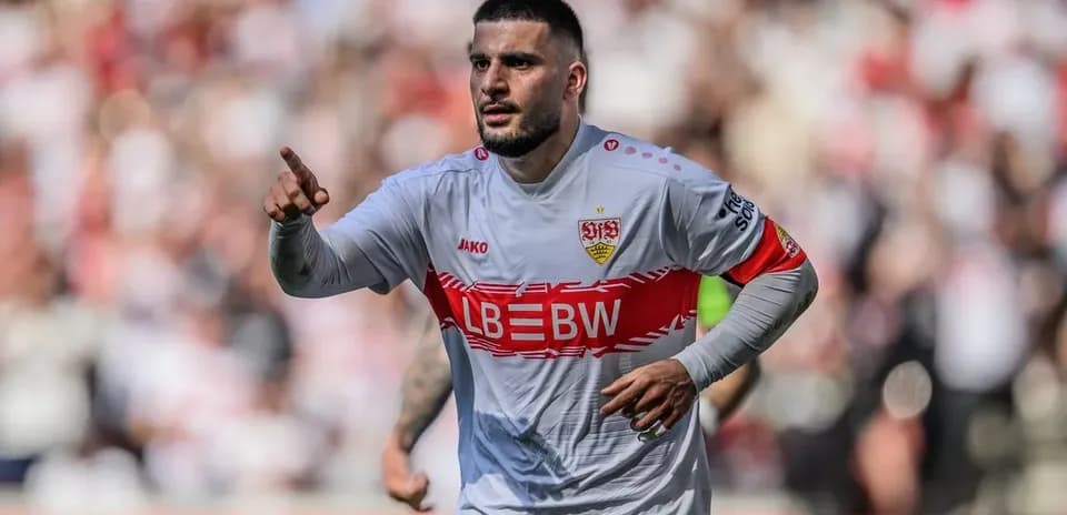 Jugador señalando durante el partido con aficionados de fondo