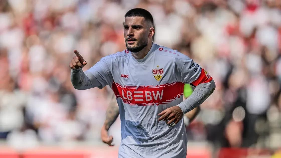 Jugador señalando durante el partido con aficionados de fondo