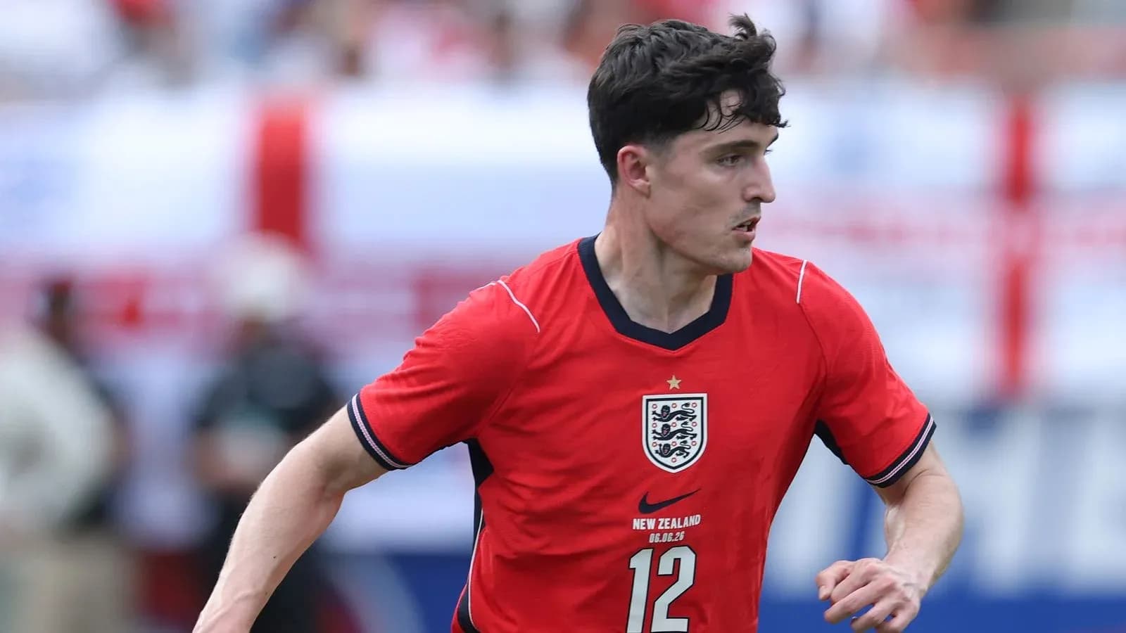 Jugador de Inglaterra corriendo en partido de fútbol