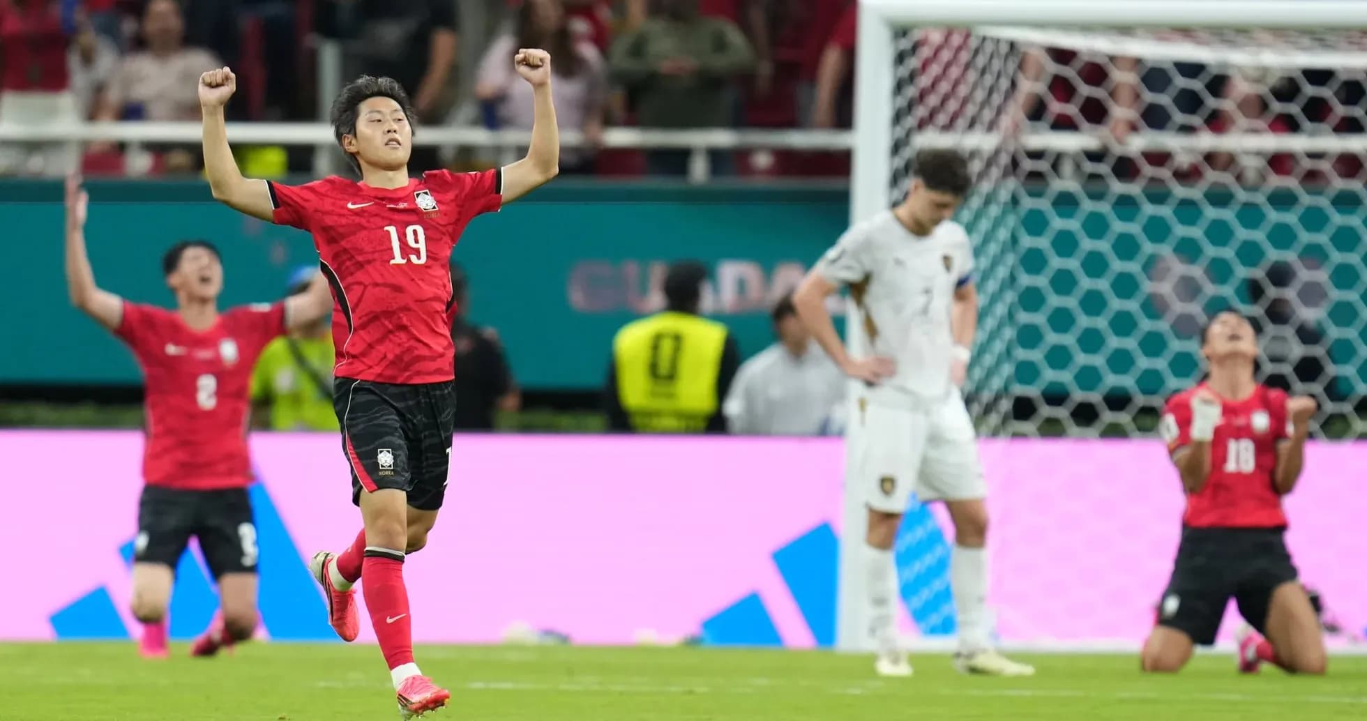 Jugador surcoreano celebrando un gol