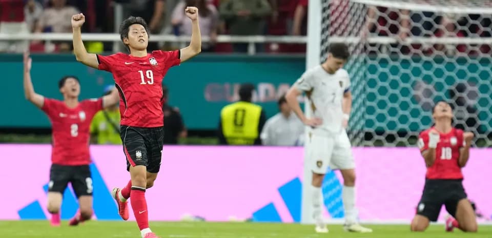 Jugador surcoreano celebrando un gol