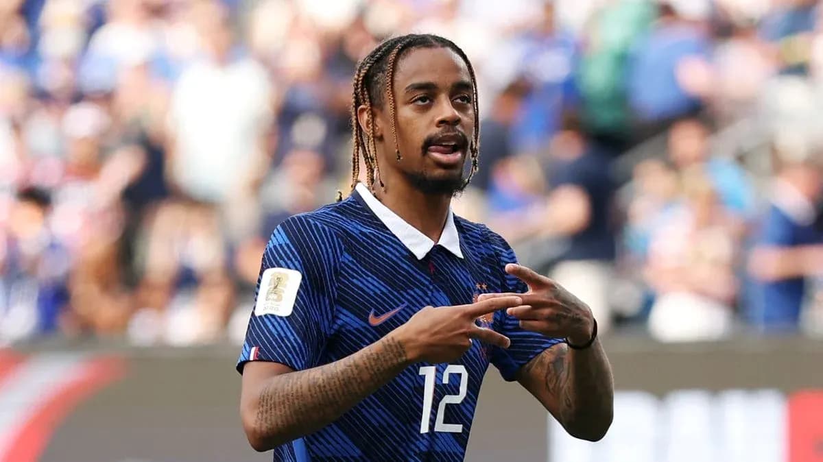 Jugador de fútbol señalando durante un partido