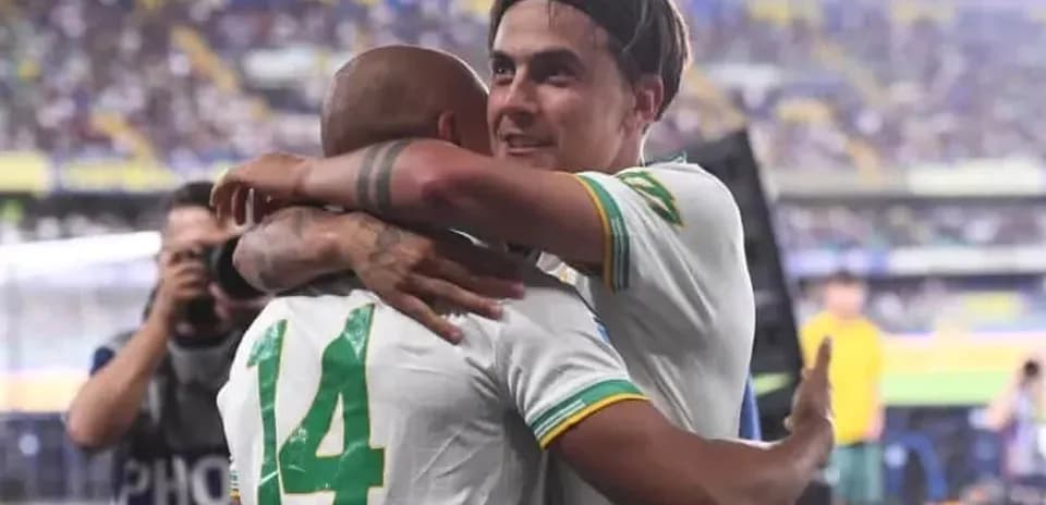 Jugadores abrazándose tras el partido en estadio