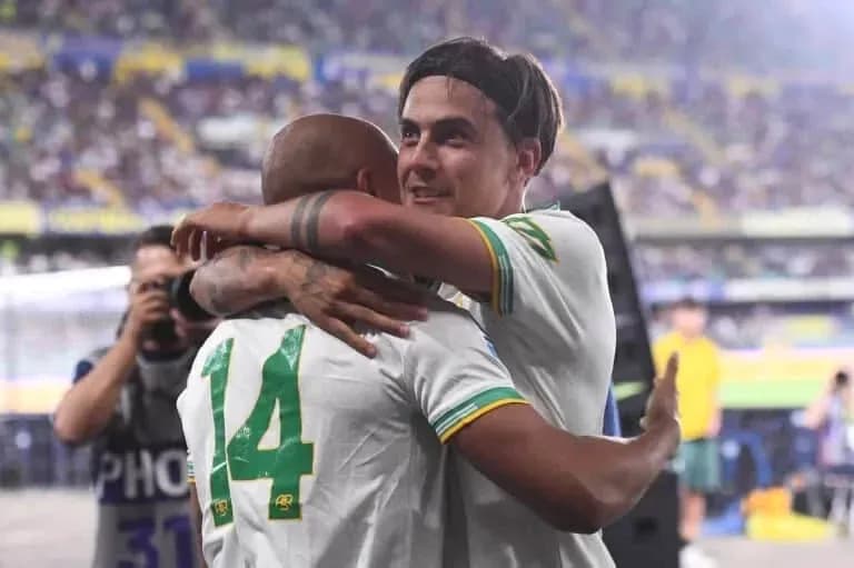 Jugadores abrazándose tras el partido en estadio