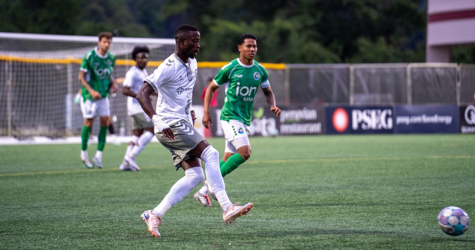 Jugador corriendo durante el partido de fútbol