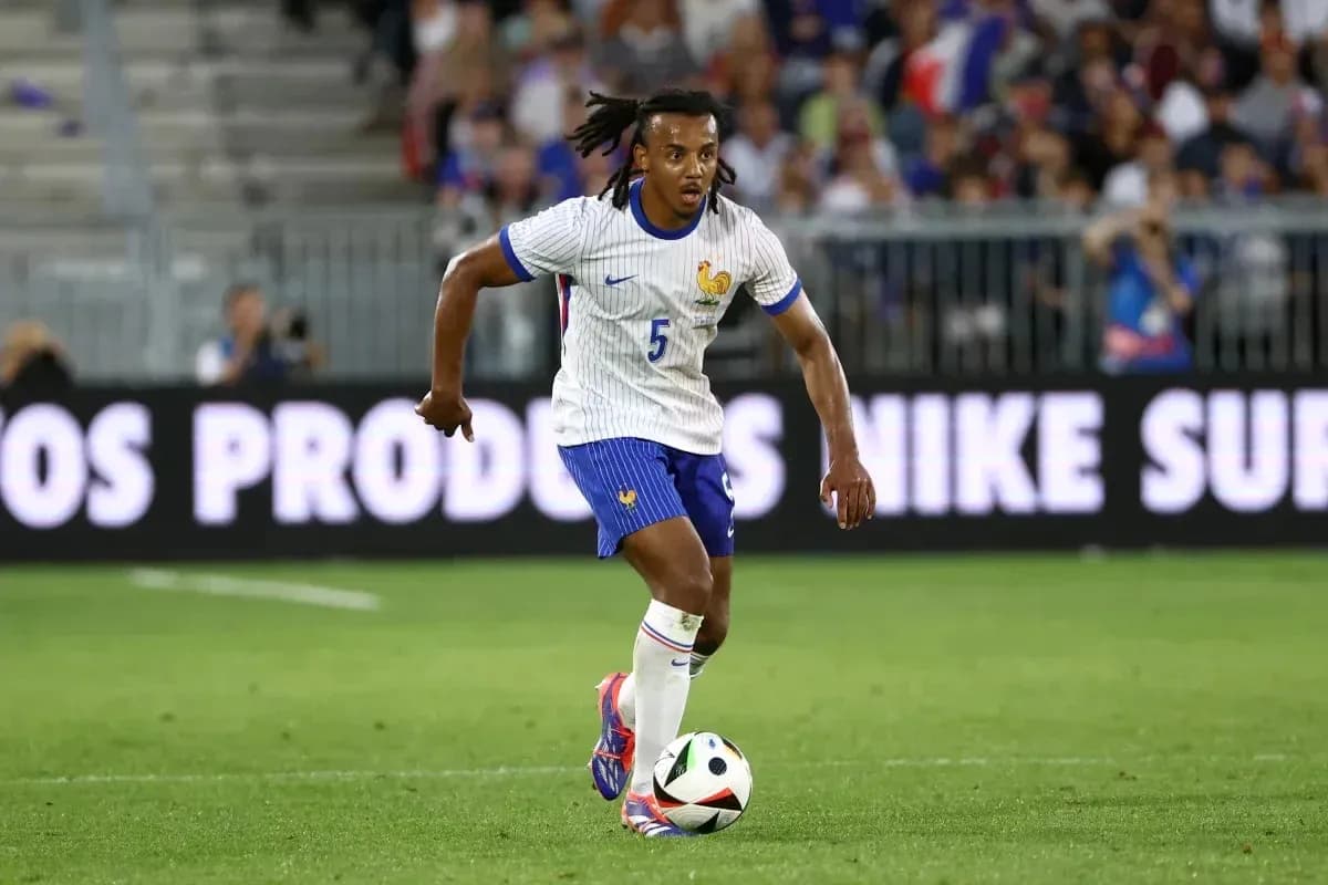 Jugador de Francia corriendo con el balón en el campo