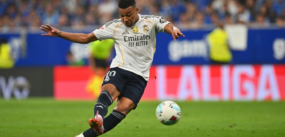Jugador de Real Madrid en acción durante el partido