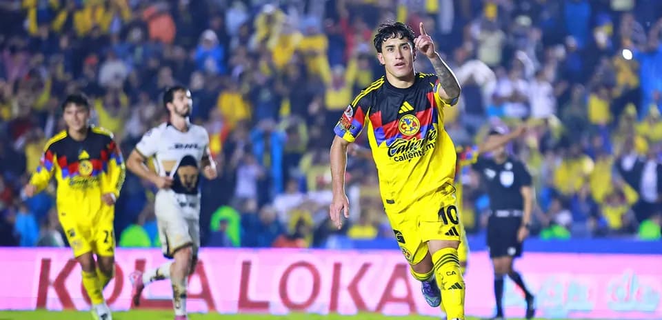 Jugador de América celebra un gol en el partido