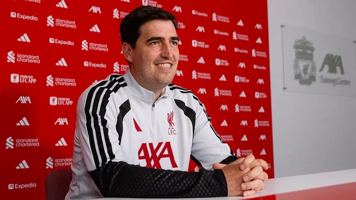 Entrenador en rueda de prensa en centro de entrenamiento