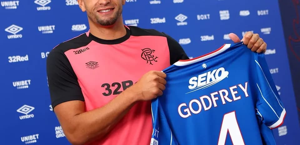 Jugador mostrando camiseta de Rangers con su nombre