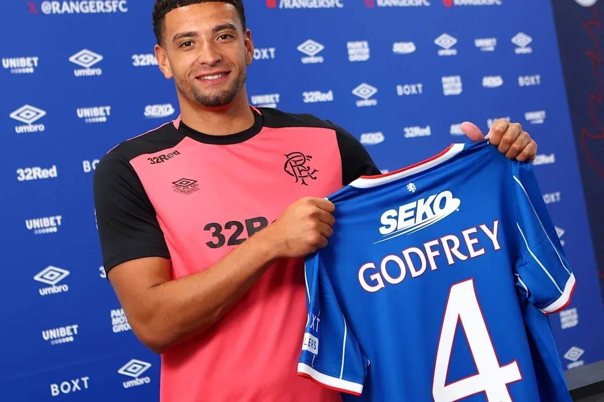 Jugador mostrando camiseta de Rangers con su nombre