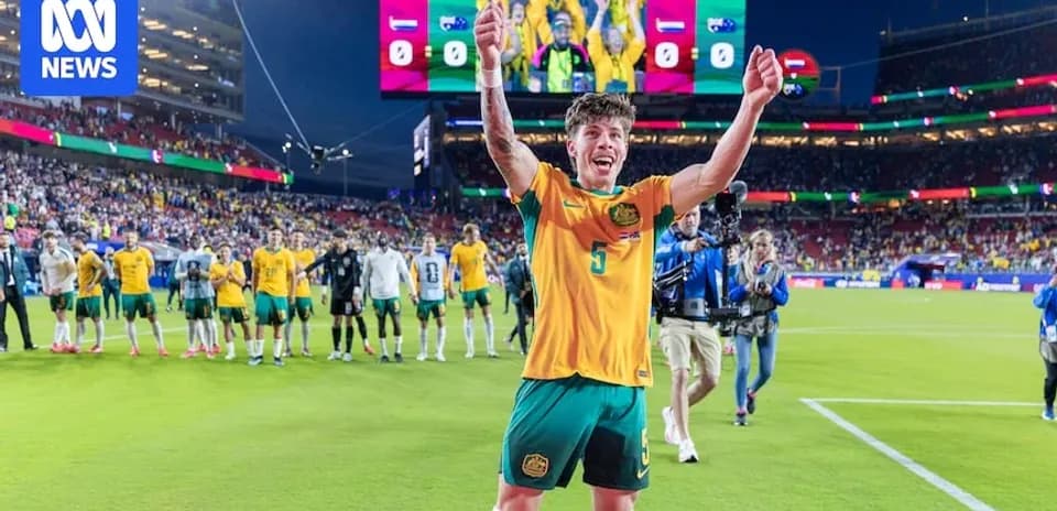 Jugador australiano celebrando con el equipo al fondo