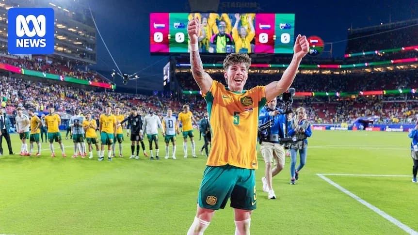 Jugador australiano celebrando con el equipo al fondo