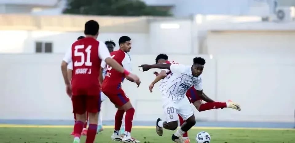 Jugador de Al Dhafra U23 driblando a oponentes