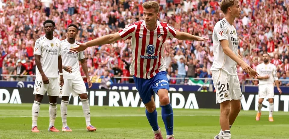 Jugador de Atlético celebrando un gol contra Real Madrid