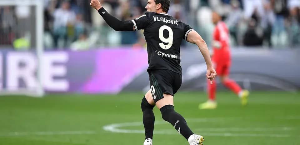 Dusan Vlahovic celebra un gol en el partido