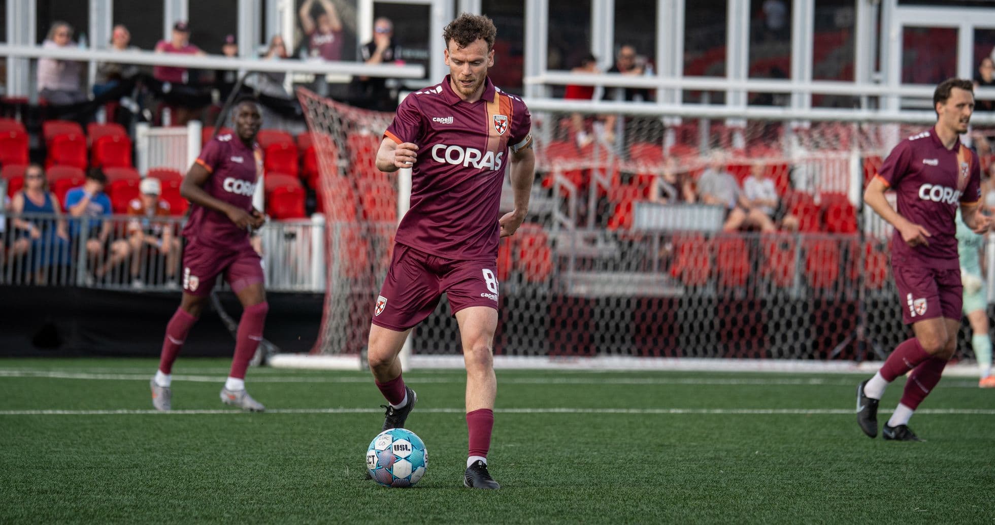 Jugador corriendo con el balón en un partido