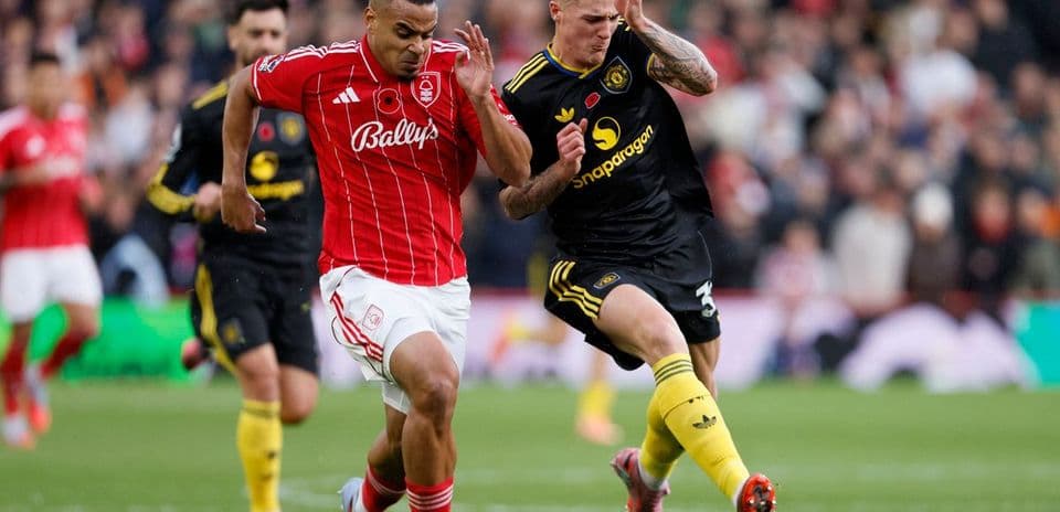 Jugador de Nottingham Forest corriendo con balón